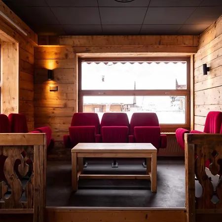 Peanut Mountain & Le Communal Hotel *