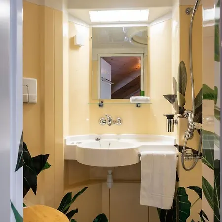 Peanut Mountain & Le Communal Hotel